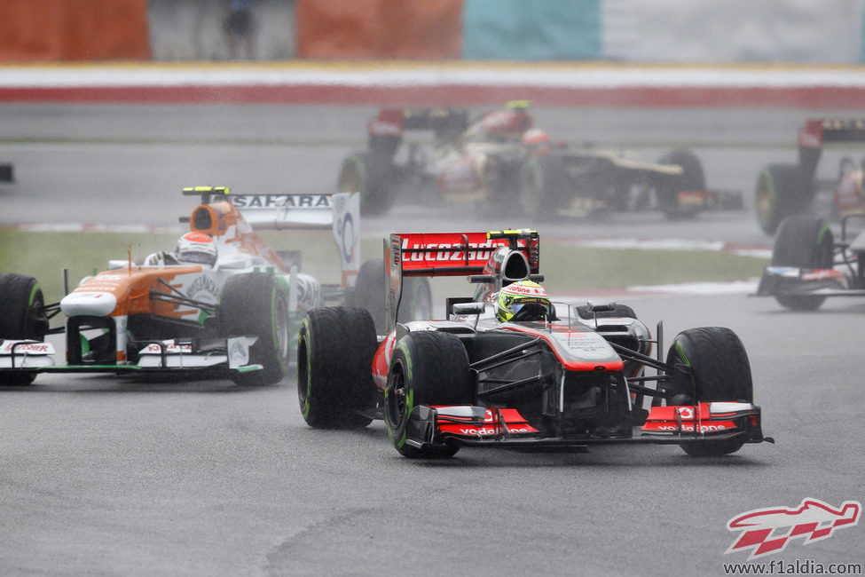 Sergio Pérez y Adrian Sutil al inicio de la carrera