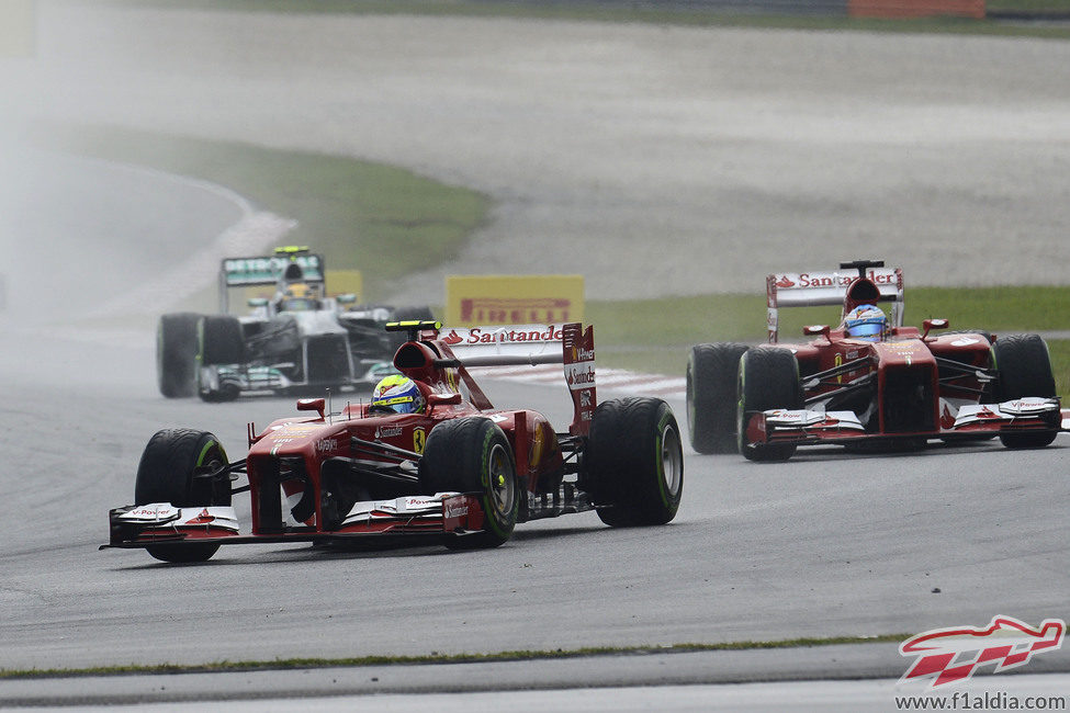 Felipe Massa por delante de Fernando Alonso