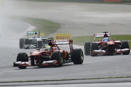 Felipe Massa por delante de Fernando Alonso