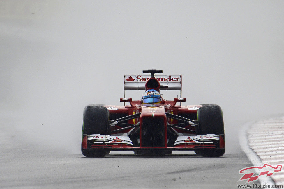 Fernando Alonso rodando en mojado