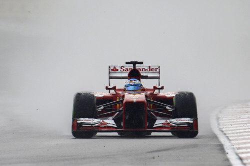 Fernando Alonso rodando en mojado