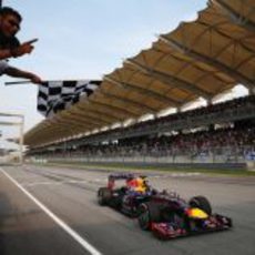 Sebastian Vettel cruza la meta ganando el Gran Premio de Malasia 2013