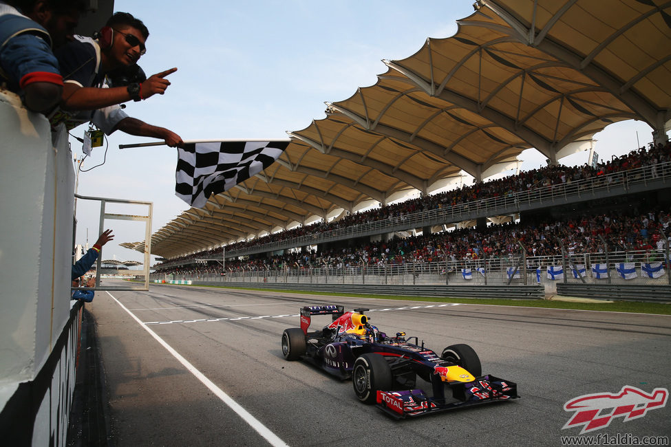 Sebastian Vettel cruza la meta ganando el Gran Premio de Malasia 2013