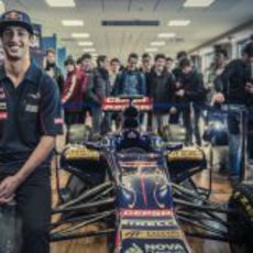 Daniel Ricciardo posa con el coche de exhibición