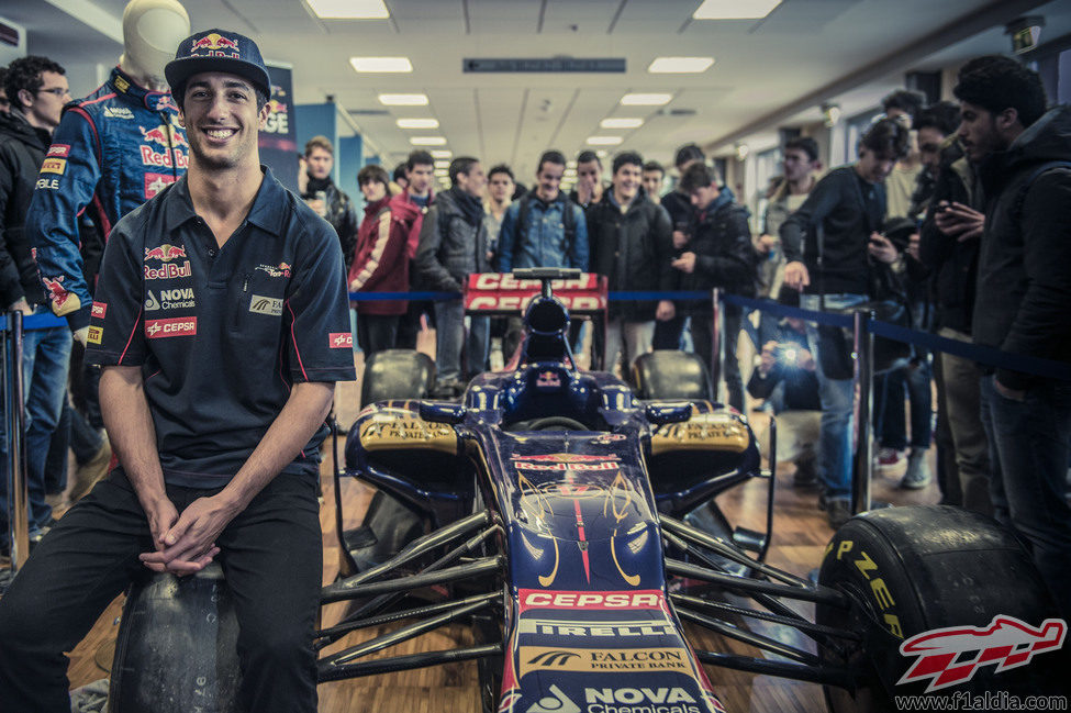 Daniel Ricciardo posa con el coche de exhibición