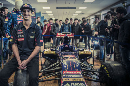 Daniel Ricciardo posa con el coche de exhibición