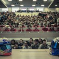 Los alumnos esperan al piloto de Toro Rosso