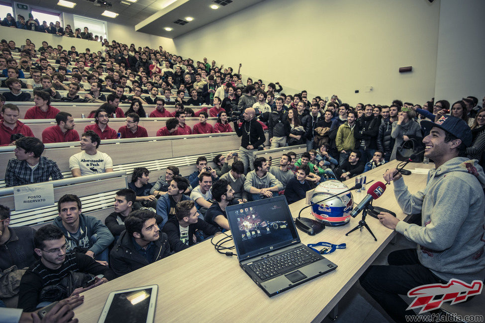 Daniel Ricciardo habla con los alumnos