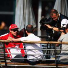 Fernando Alonso atiende a la prensa