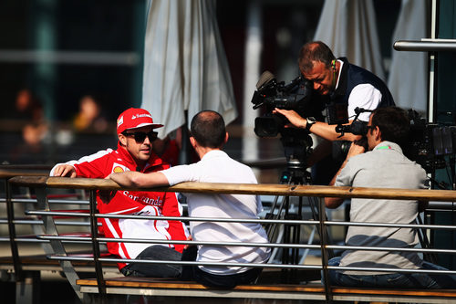 Fernando Alonso atiende a la prensa