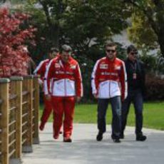 Fabrizio Borra y Fernando Alonso entrando en el circuito