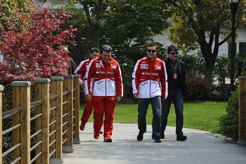 Fabrizio Borra y Fernando Alonso entrando en el circuito