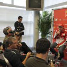 Fernando Alonso atiende a los medios españoles