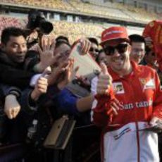 Fernando Alonso sonríe con los aficionados