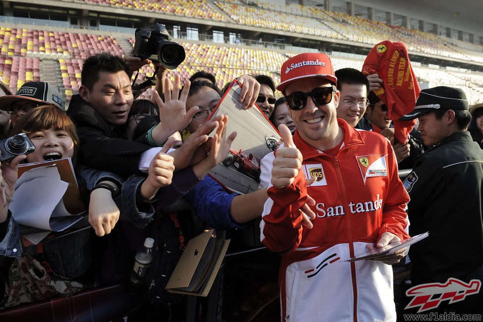 Fernando Alonso sonríe con los aficionados