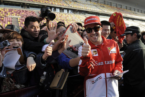 Fernando Alonso sonríe con los aficionados
