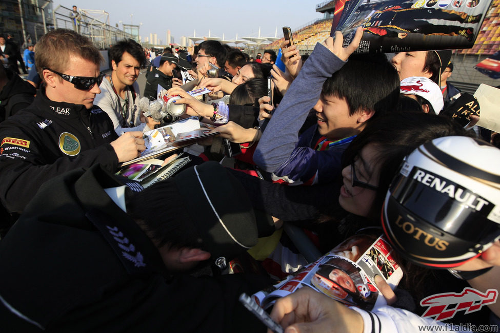 Kimi Räikkönen firmando autógrafos a los fans
