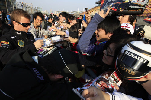 Kimi Räikkönen firmando autógrafos a los fans