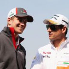 Nico Hülkenberg sonríe junto a Adrian Sutil