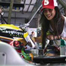 Nicole Scherzinger apoyando a Lewis Hamilton