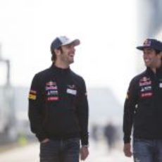 Daniel Ricciardo y Jean-Eric Vergne sonriendo