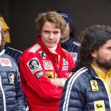 Daniel Brühl como Niki Lauda entre los mecánicos de Ferrari