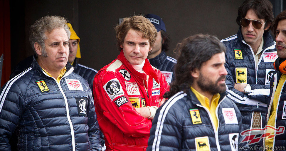 Daniel Brühl como Niki Lauda entre los mecánicos de Ferrari
