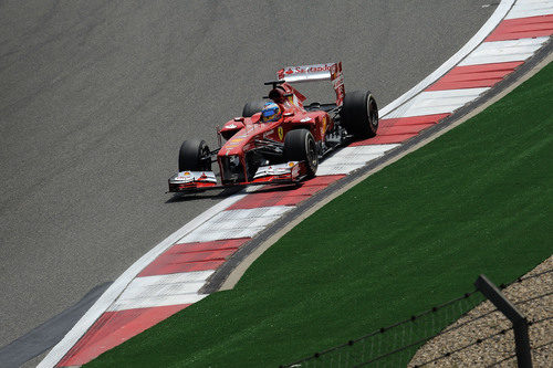 Fernando Alonso rueda con el F138 en Shanghái