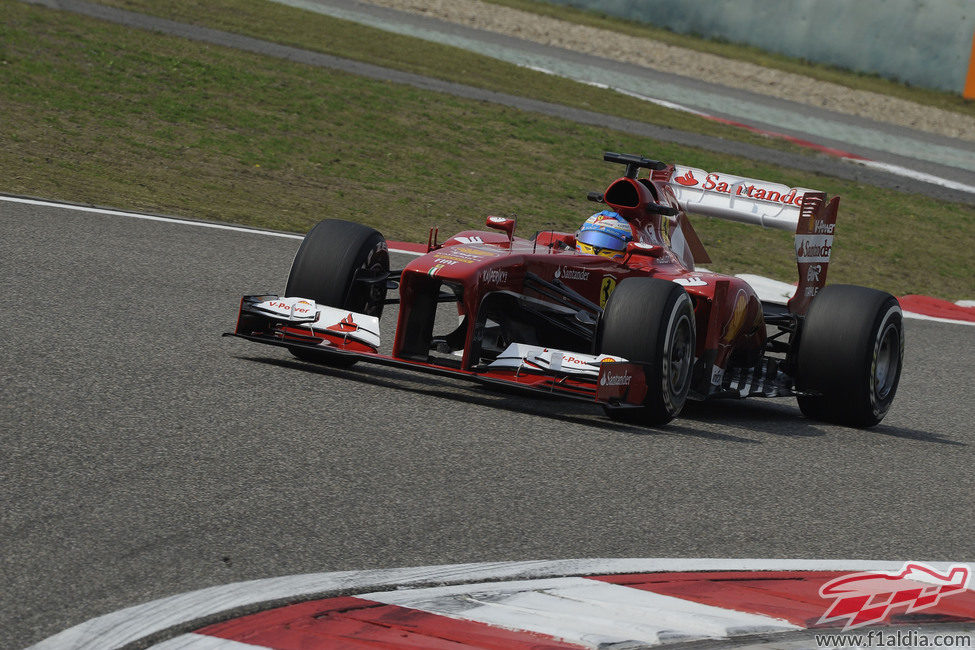 Fernando Alonso rueda en los Libres 1 del GP de China 2013