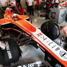 Jules Bianchi en el box de Marussia