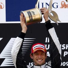 Button con su trofeo de campeón