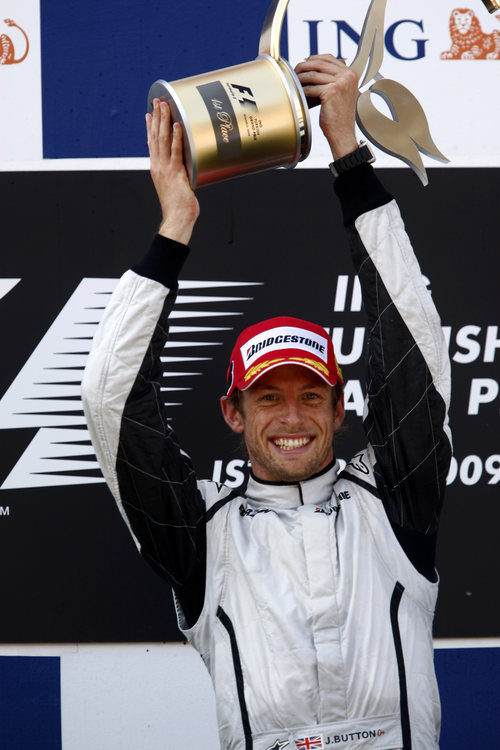 Button con su trofeo de campeón