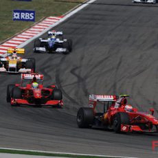 Los dos Ferrari durante la vuelta de formación