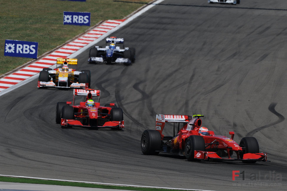 Los dos Ferrari durante la vuelta de formación