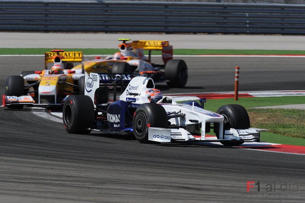 Kubica seguido por los dos Renault