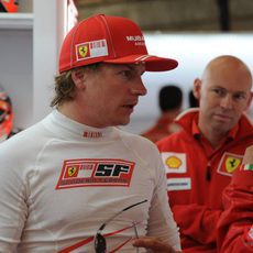 Raikkonen charla con sus mecánicos