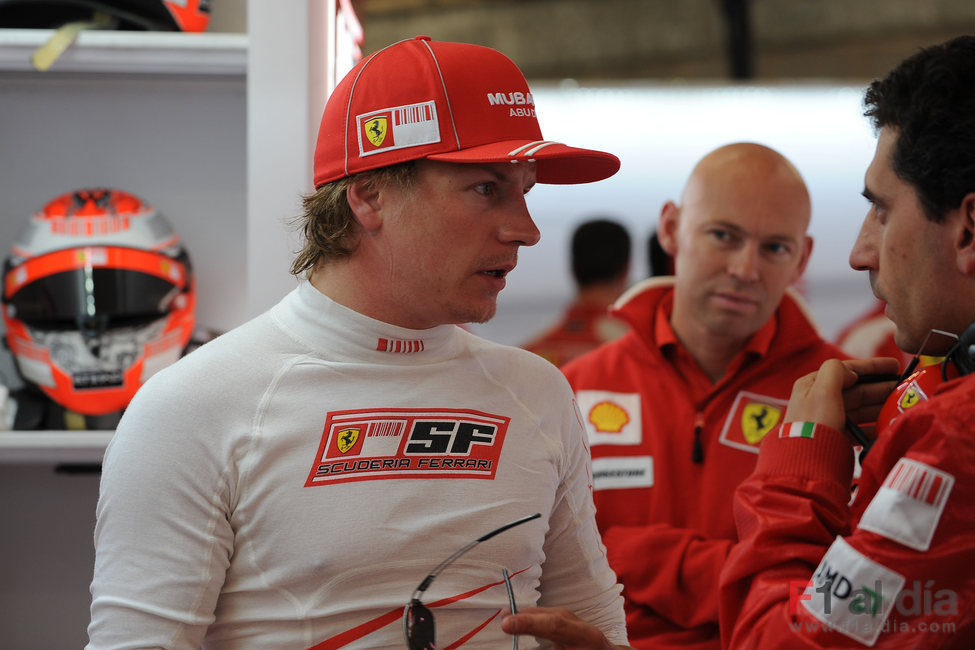 Raikkonen charla con sus mecánicos