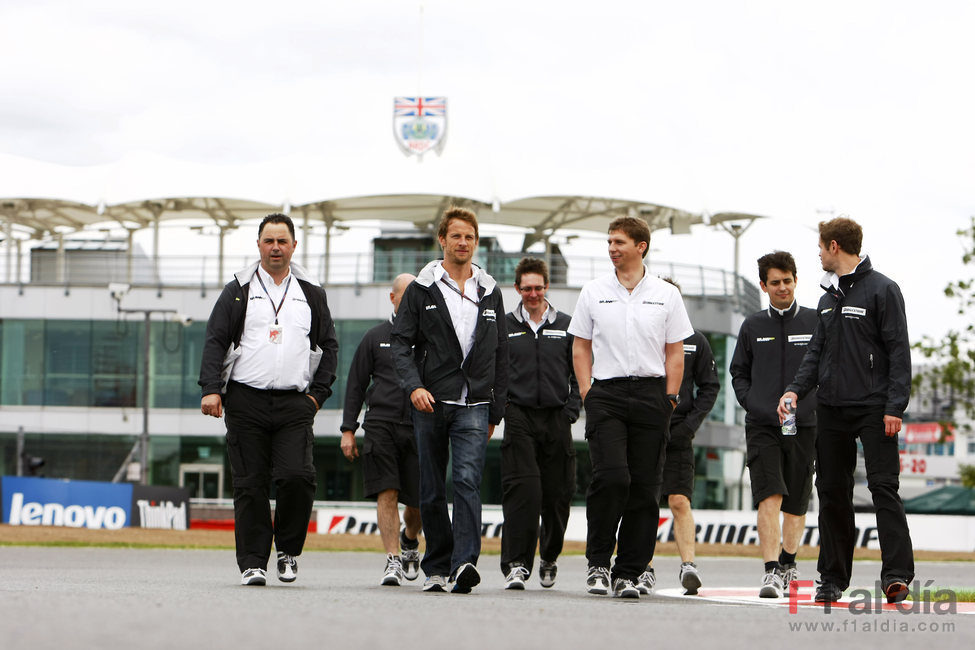 Button pasea por Silverstone