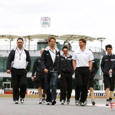 Button pasea por Silverstone