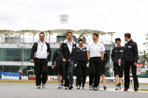 Button pasea por Silverstone