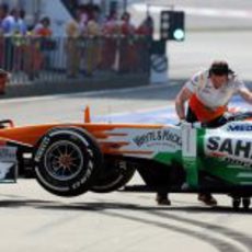 Adrian Sutil de vuelta a boxes