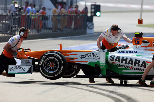 Adrian Sutil de vuelta a boxes