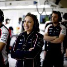 Claire Williams en el box de su equipo