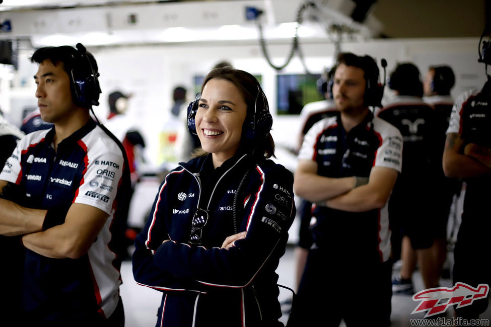 Claire Williams en el box de su equipo