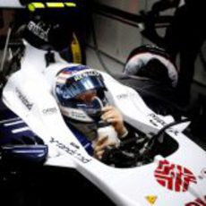 Valtteri Bottas se hidrata en el cockpit