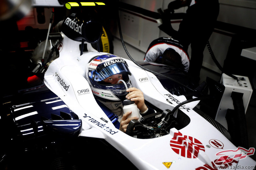 Valtteri Bottas se hidrata en el cockpit