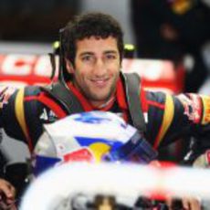 Daniel Ricciardo se sube a su monoplaza