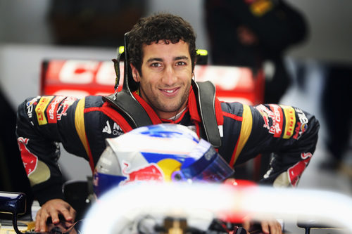 Daniel Ricciardo se sube a su monoplaza