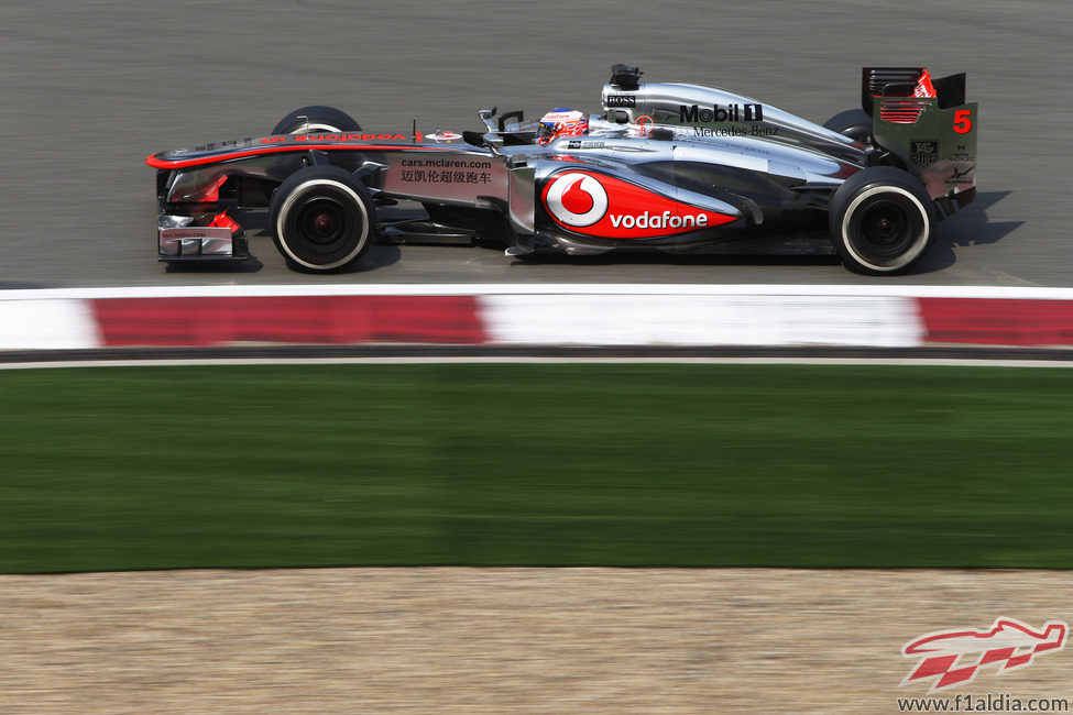 Jenson Button rueda en la pista de Shanghái.