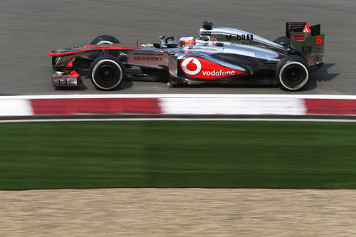 Jenson Button rueda en la pista de Shanghái.